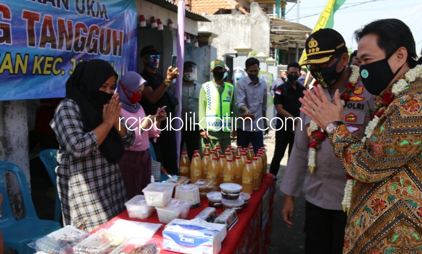 RESMIKAN - Plt Bupati Sidoarjo, Nur Ahmad Syaifuddin dan Kapolresta Sidoarjo, Kombes Pol Sumardji meresmikan Kampung Tangguh di Desa Permisan, Kecamatan Jabon, Sidoarjo, Selasa (23/06/2020).