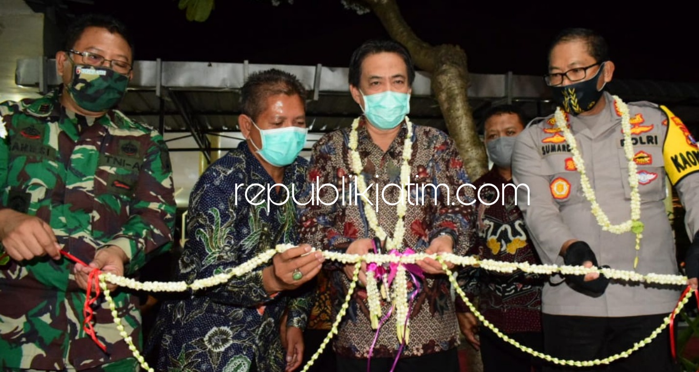 KAMPUNG - Plt Bupati Sidoarjo, Nur Ahmad Syaifuddin dan Kapolresta Sidoarjo, Kombes Pol Sumardji meresmikan peluncuran 5 kampung tangguh di Desa Kalipecabean, Kecamatan Candi, Sidoarjo, Senin (22/06/2020) malam.