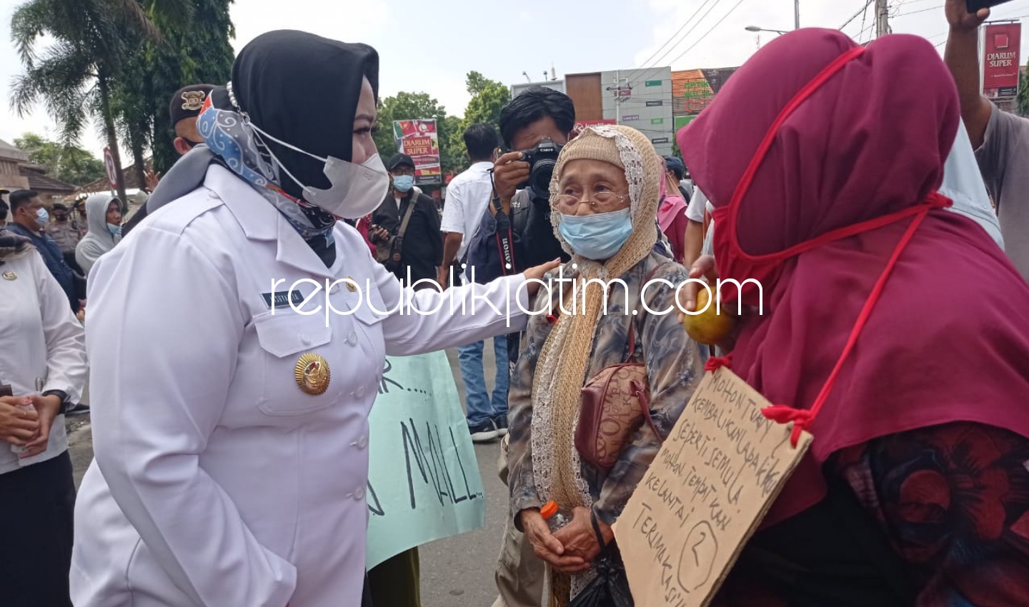 DEMO - Ratusan pedagang Pasar Legi demo menolak pembagian kunci dan lapak sebelum ditata ulang oleh Dinas Perdagkum Pemkab Ponorogo di depan Gedung DPRD dan Pemkab Ponorogo Rabu, (23/06/2021). 