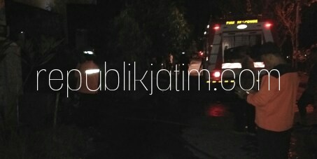 PADAMKAN - Sejumlah petugas PMK sibuk memadamkan api di rumah Ny Rani warga Perum Puri Indah, Suko, Sidoarjo, Sabtu (23/06/2018) malam.