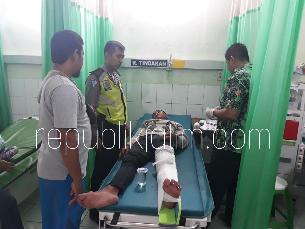 DIRAWAT - Aipda A Teguh Eko Wahono (kiri) melihat kondisi korban kecelakaan, Ahmad Yusak Masrulloh saat menjalani perawatan tim medis di RS Bhayangkara Pusdik Gasum Porong, Sabtu (23/06/2018) malam.