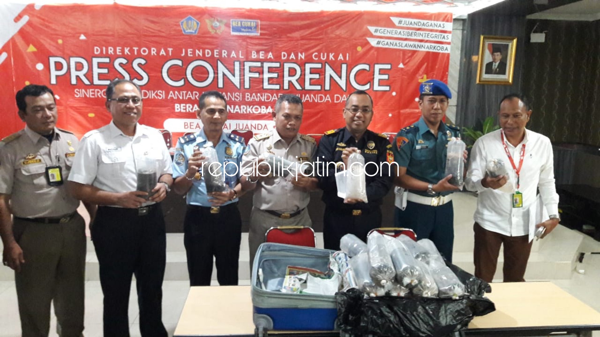BABY LOBSTER - Bea Cukai Juanda berhasil menggagalkan penyelundupan baby lobster sebanyak 113.300 ekor senilai Rp 17,3 miliar yang bakal diterbangkan pesawat Garuda tujuan Singapura dan dibawa 2 penumpang, Senin (24/06/2019).