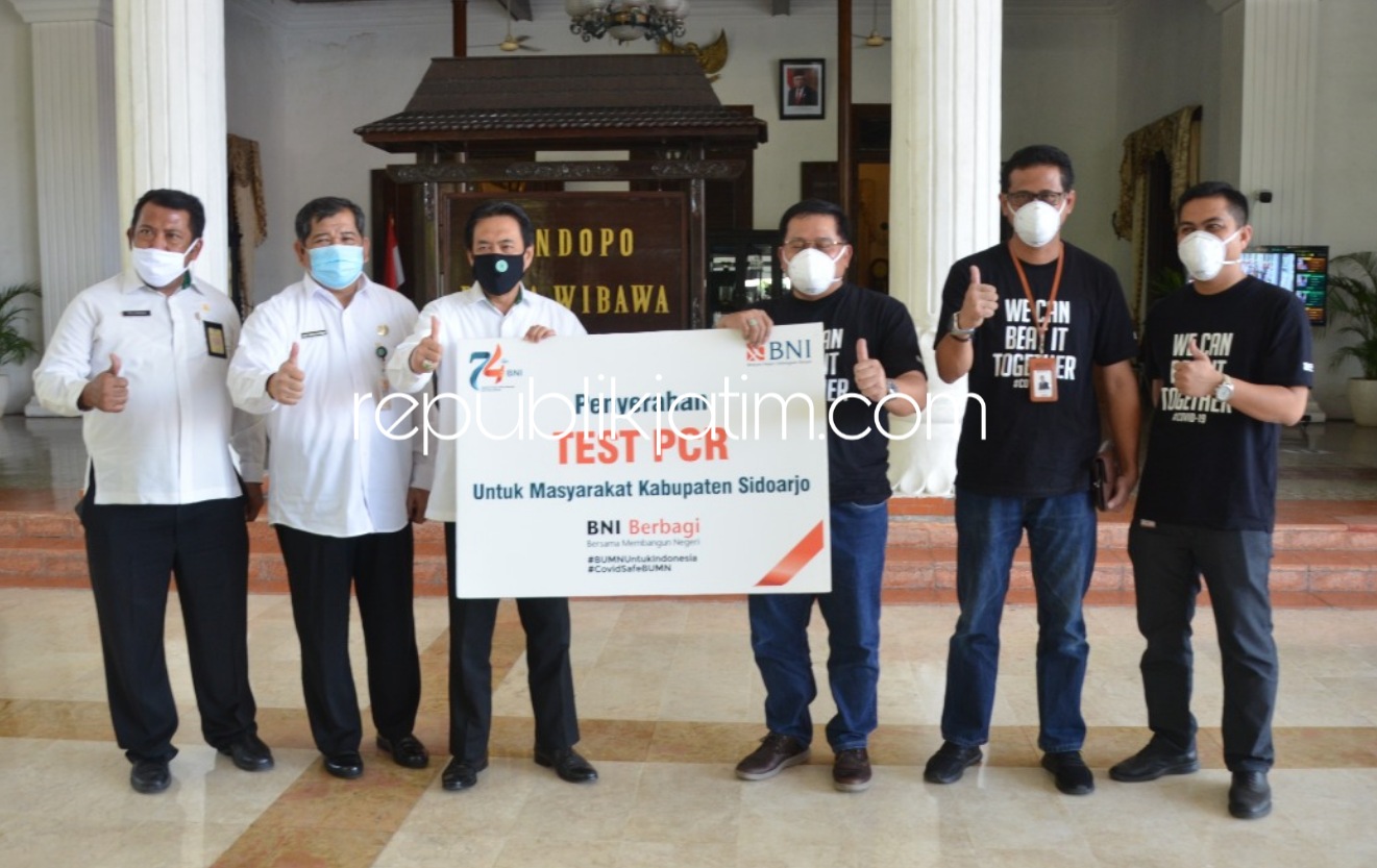 BANTUAN - Ketua Gugus Tugas Penanganan Covid-19, Nur Ahmad Syaifuddin menerima bantuan 600 alat tes Polymerase Chain Reaction (PCR) dari Manager Bisnis Banking BNI, Sumadi di Pendopo Delta Wibawa Sidoarjo, Rabu (24/06/2020).