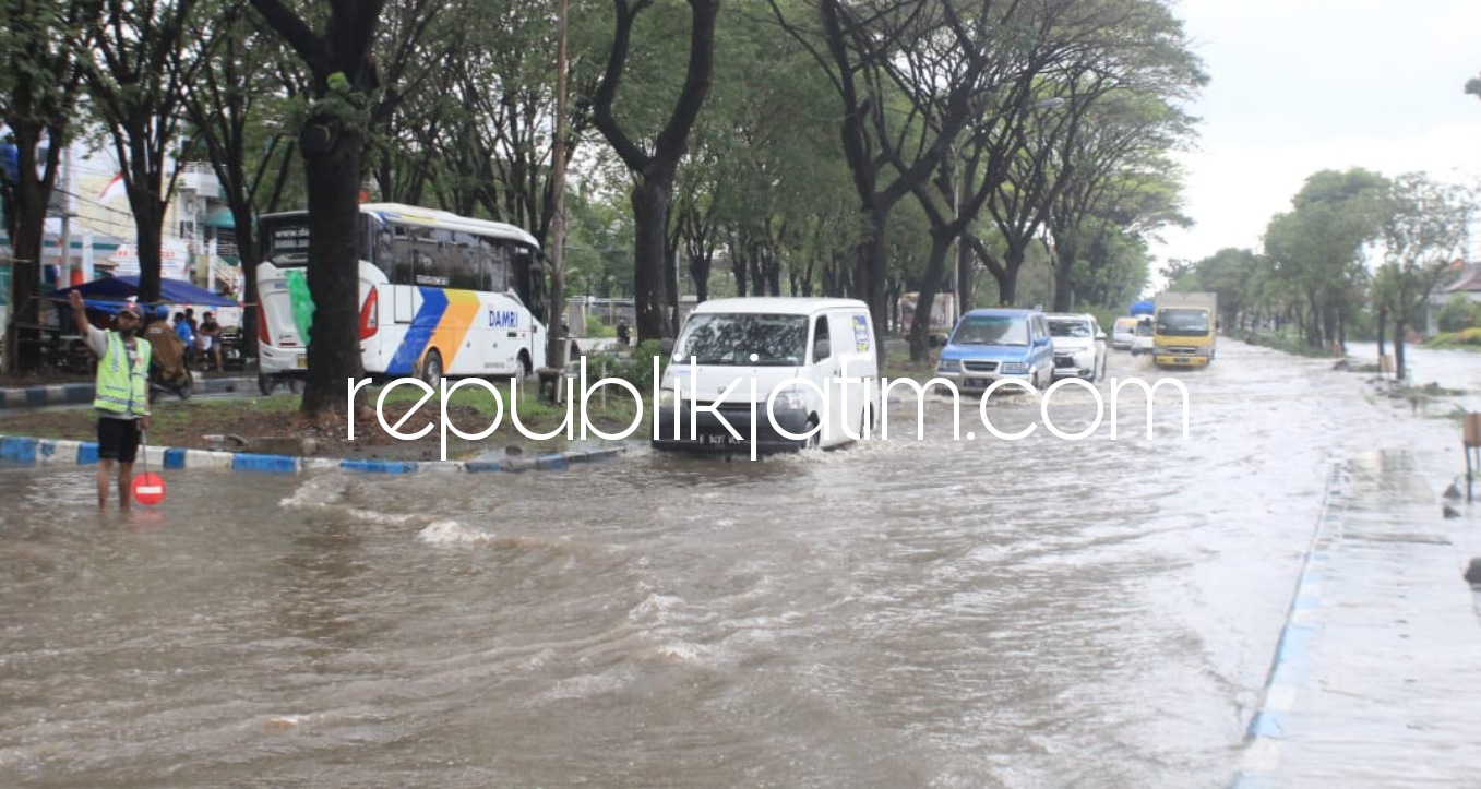 BANJIR - JL Raya Juanda, Kecamatan Sedati, Sidoarjo tergenang air hingga siang dengan ketinggian setinggi lutut orang dewasa merepotkan pengguna jalan yang melintas jalur penghubung Bandara Internasional Juanda menuju Aloha, Gedangan, Kamis (24/06/2021).