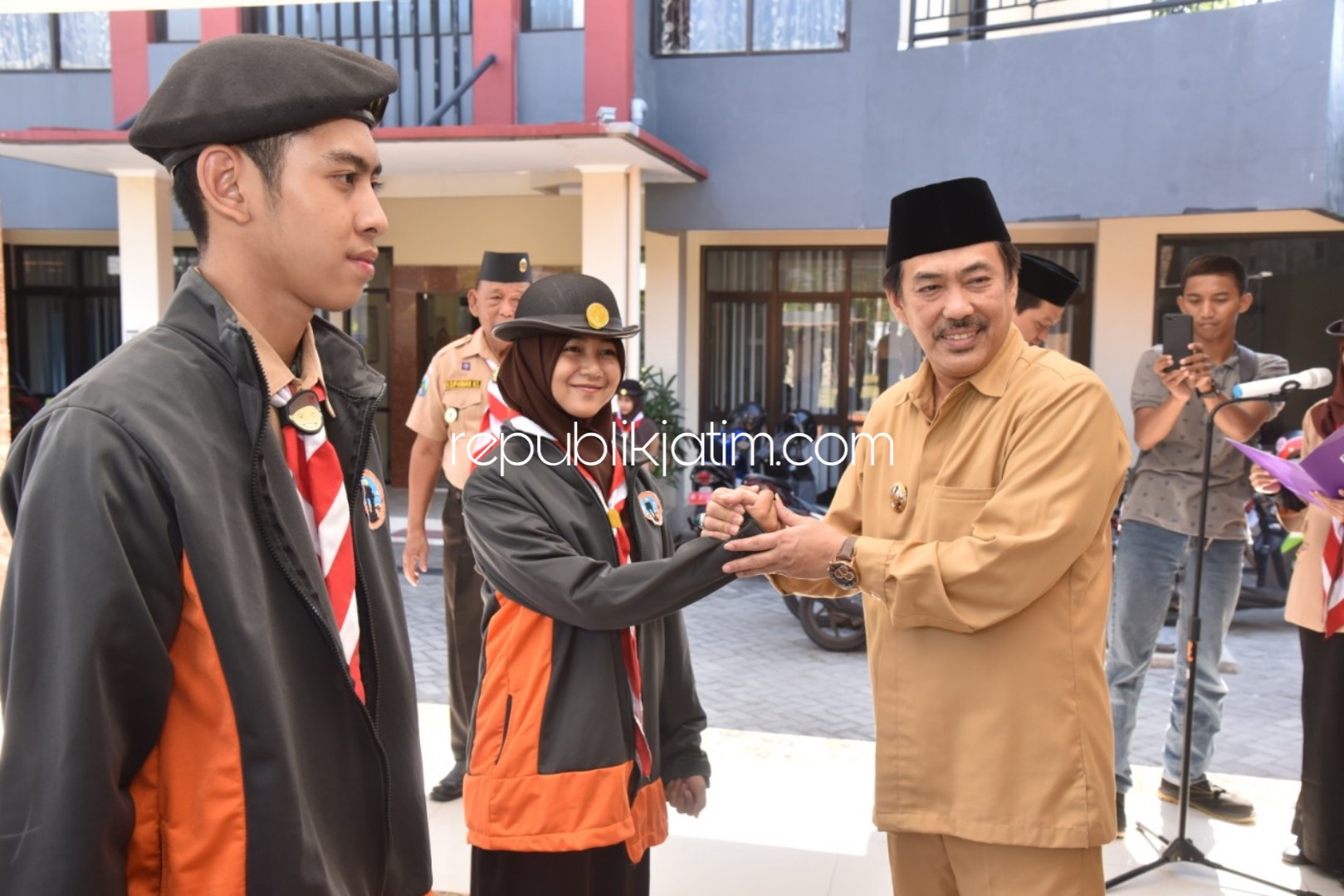 BERANGKATKAN - Ketua Kwarcab Gerakan Pramuka Sidoarjo, Nur Ahmad Syaifuddin memberangkatkan Kontingen Gerakan Pramuka Kabupaten Sidoarjo ke Rover Scout Council Leader Summit (RSCLS) 2019 yang digelar di Obis Camp, Trawas – Mojokerto, Senin (24/06/2019).