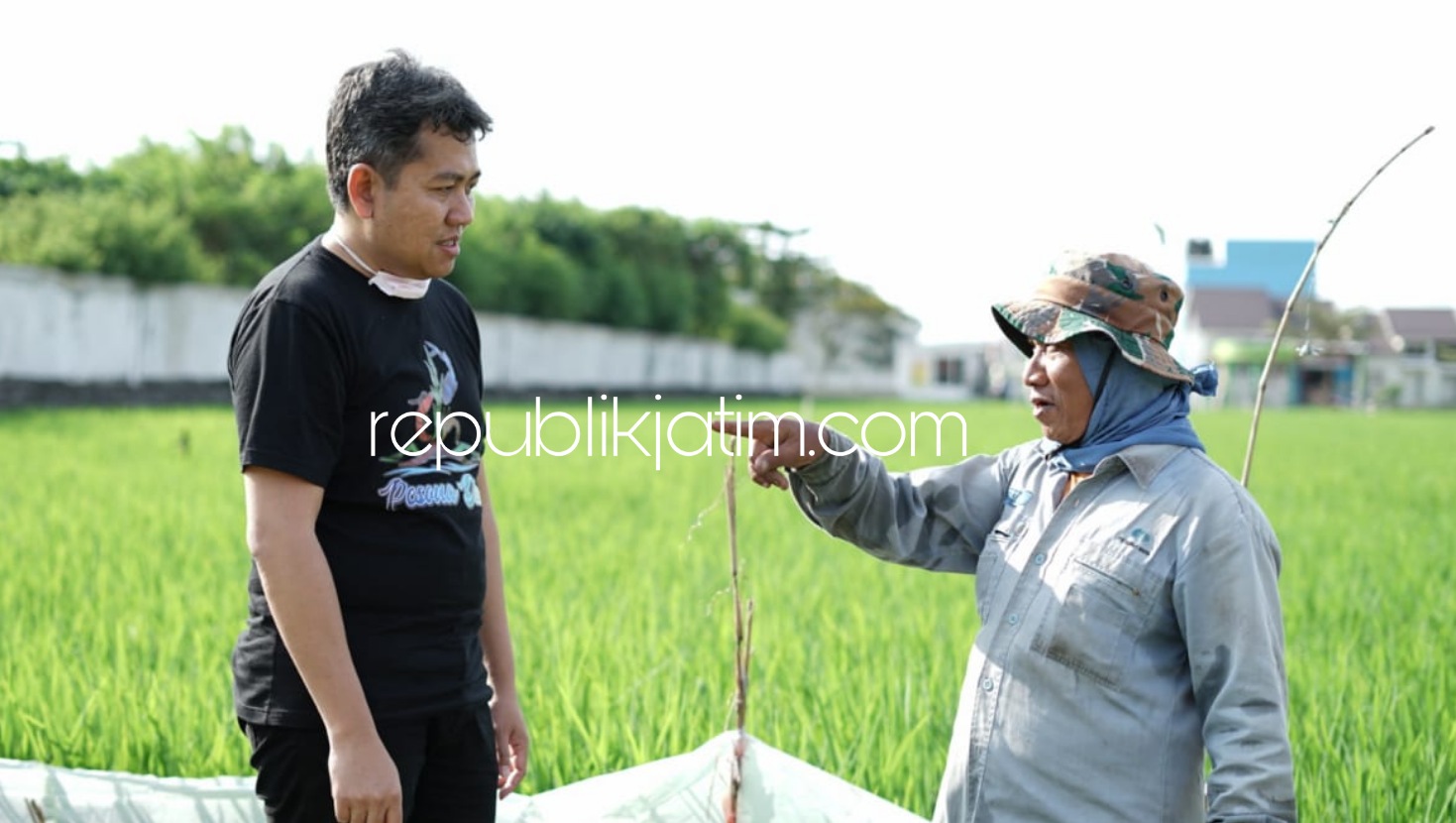 DIALOG - Bacabup Sidoarjo, Achmad Amir Aslichin (Mas Iin) berdialog dengan para petani untuk menampung keluhan petani soal keringanan pajak sawah, Rabu (24/06/2020).