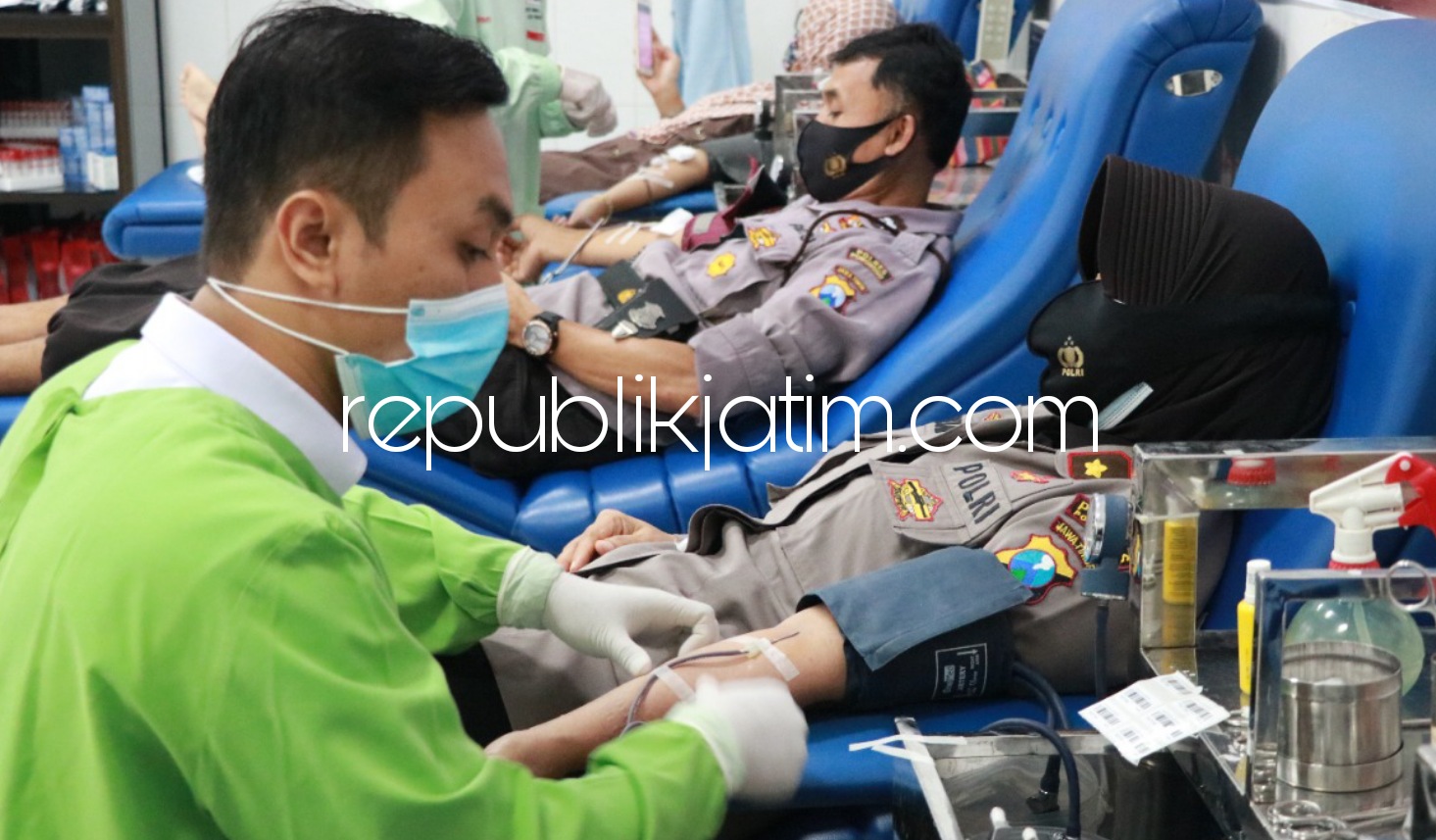 DONOR - Puluhan anggota Polres Ponorogo mengikuti donor darah di Kantor PMI JL dr Sutomo Ponorogo, Kamis (24/06/2021).