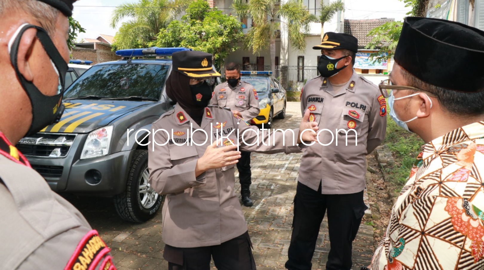 SEMPROT - Anggota Polres Ponorogo bersama TNI, Satpol PP dan Satgas Covid-19 menyemprotkan disinfektan di Perum Beduri dan operasi yustisi karena Ponorogo masuk zona merah, Kamis (24/06/2021).