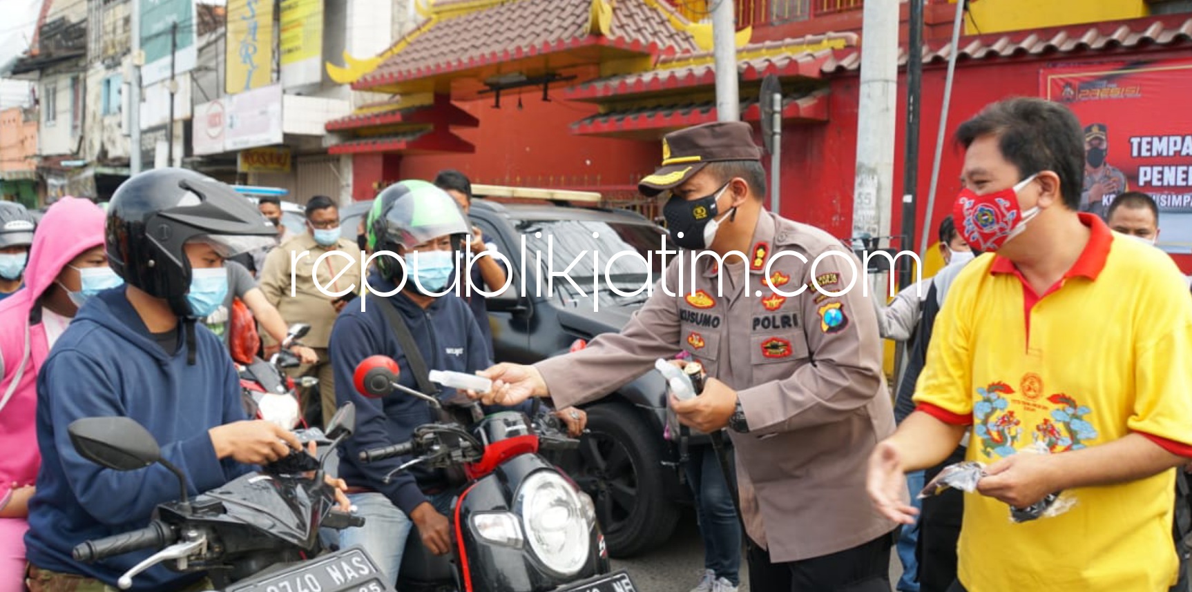 BAGI - Kapolresta Sidoarjo, AKBP Kusumo Wahyu Bintoro dan pejabat utama (PJU) Polresta Sidoarjo, ikut Jumat Berkah di tempat ibadah dengan membagi alat penyemprot disinfektan, masker, cairan disinfektan, hand sanitizer serta nasi bungkus, Jumat (25/06/202