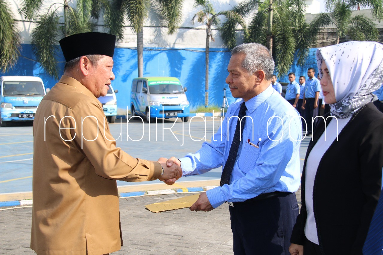 KEMBALI DIANGKAT - Bupati Sidoarjo Saiful Ilah kembali mengangkat pejabat sementara (Pjs) Direktur Utama PDAM Delta Tirta, Abdul Basit Lao melalui surat Keputusan Bupati Sidoarjo bersama 3 direktur lain dan 2 dewan pengawas, Senin (25/06/2018).