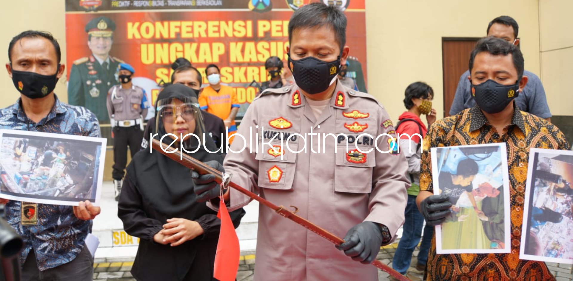 PEDAGANG - Kapolresta Sidoarjo AKBP Kusumo Wahyu Bintoro saat menunjukkan barang bukti kasus pembacokan di Krian, Jumat (25/06/2021).