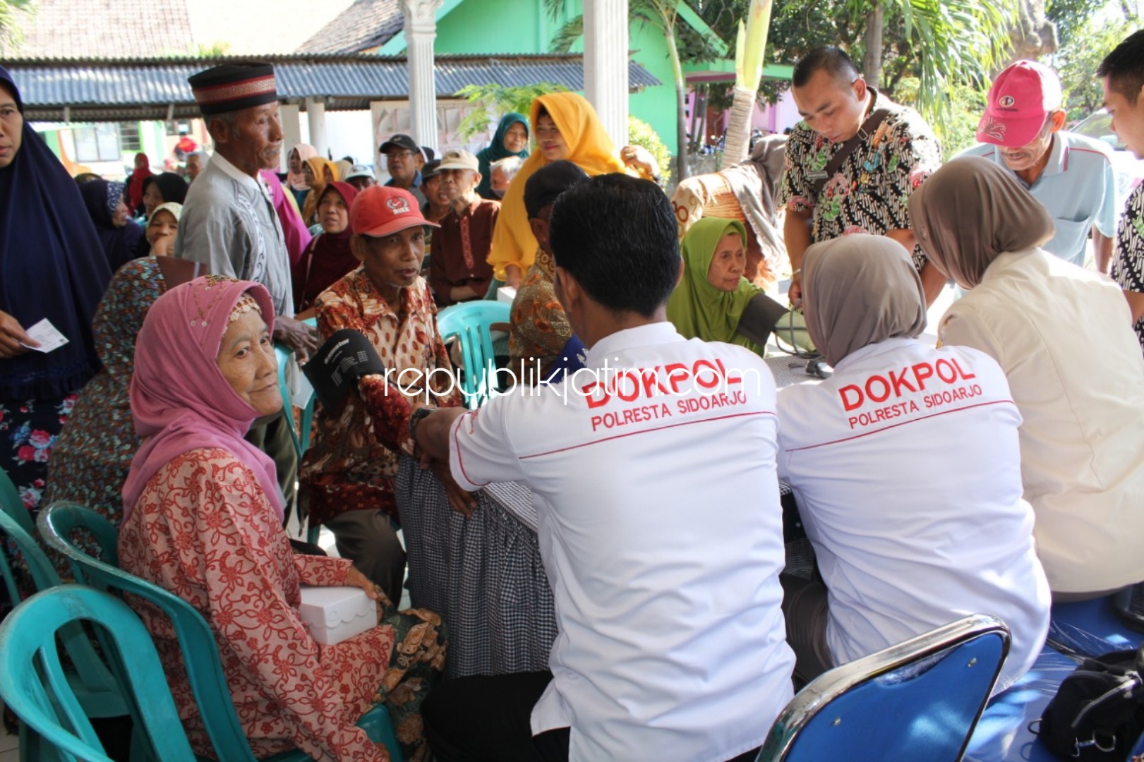 PENGOBATAN GRATIS - Polresta Sidoarjo menggelar Bakti Sosial (Baksos) pengobatan gratis, pemeriksaan kesehatan dan donor darah di Desa Mojoruntut, Kecamatan Krembung, Sidoarjo, Selasa (25/06/2019).