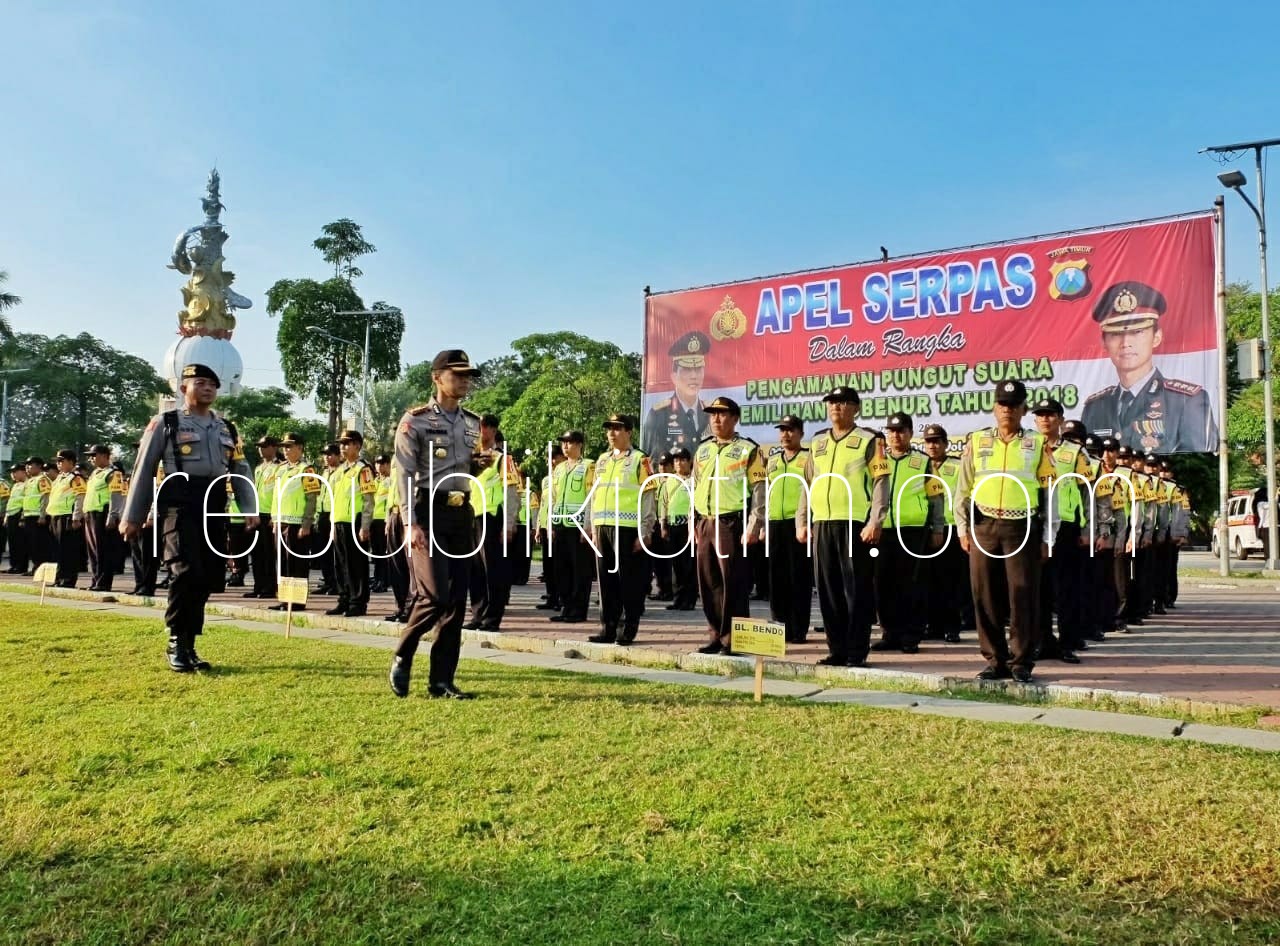GELAR - Kapolresta Sidoarjo, Kombes Pol Himawan Bayu Aji memeriksa kesiapan 1.050 personil yang bakal diterjunkan untuk pengamanan Pilgub Jatim di Sidoarjo saat apel di Alun-Alun Sidoarjo, Senin (25/06/2018).