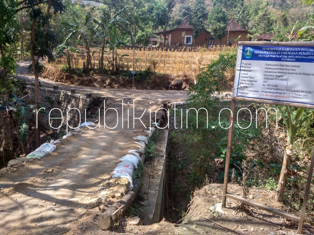 TAK SELESAI - Proyek pembangunan jembatan Dusun Sumberjo, Desa Munggu, Kecamatan Bungkal, Ponorogo yang menelan anggaran Rp 199 juta tak selesai meski merupakan proyek Tahun 2017, Senin (25/06/2018).