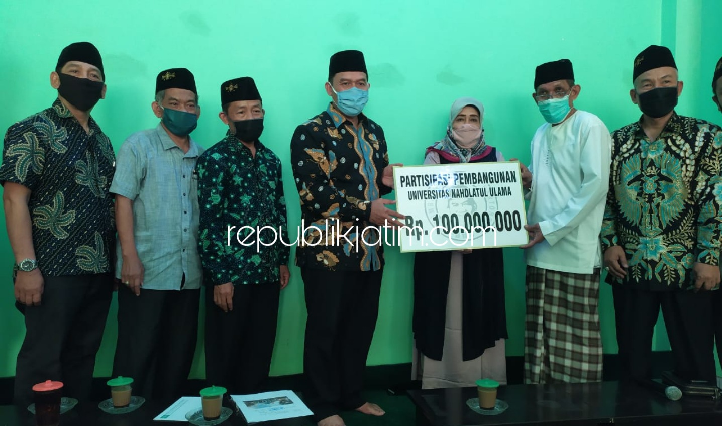 BANTUAN - Bacabup Sidoarjo, Bambang Haryo Soekartono (BHS) menyerahkan 3 bantuan sekaligus yakni bantuan pembangunan masjid KH Hasyim Asyari, Bantuan Pendidikan Unusida dan bantuan paket sembako untuk PCNU Sidoarjo, Kamis (25/06/2020).
