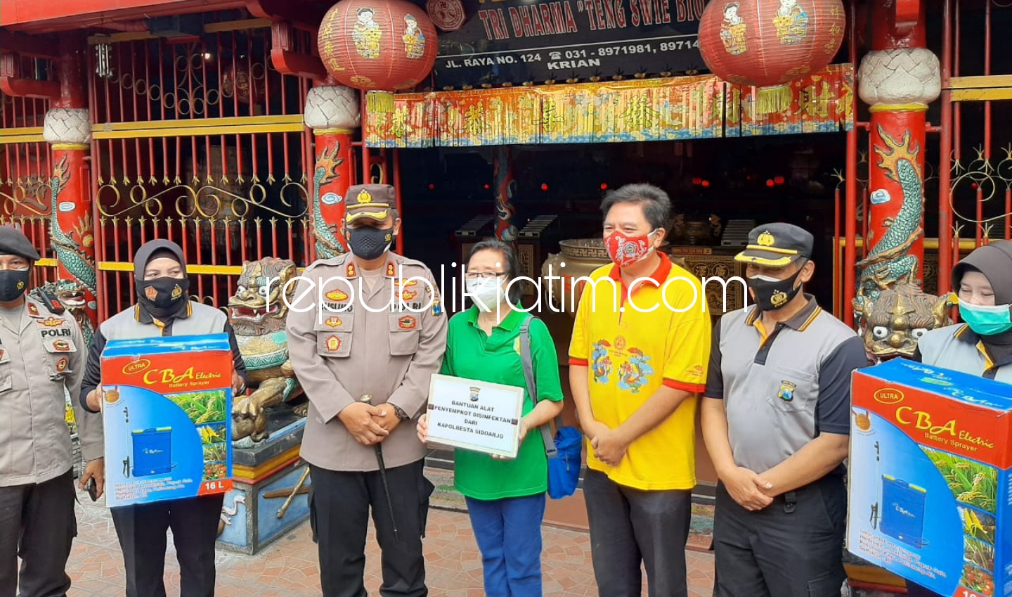 BAKSOS - Suasana Klenteng Teng Swie Bio, Krian saat kerja bakti dan baksos bersama anggota Polsek Krian dan Kapolresta Sidoarjo, AKBP Kusumo Wahyu Bintoro dalam rangka HUT Bhayangkara Ke 75, Jumat (25/6/2021).