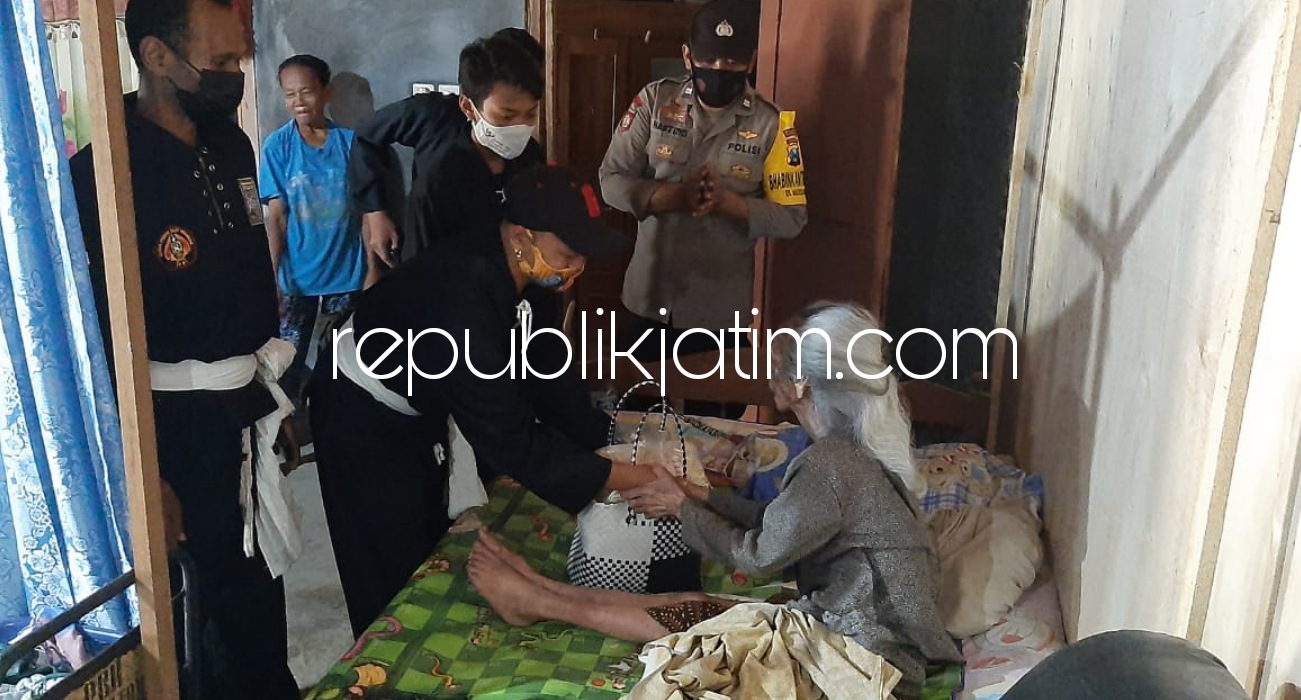SANTUNI - Petugas Polsek Siman bersama anggota komunitas perguruan silat santuni warga kurang mampu dan sakit dengan membagi sembako, Jumat (25/06/2021). 