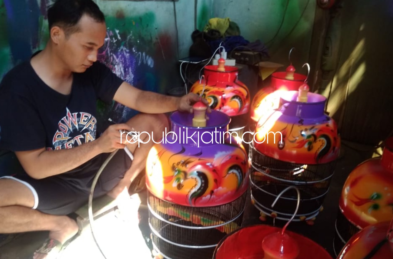 SANGKAR BURUNG - Perajin sangkar burung Desa Kalisat, Kecamatan Bungkal, Ponorogo menyelesaikan pesanananya yang menumpuk meski tak pernah dapat bantuan modal dari Pemkab Ponorogo, Kamis (25/06/2020).