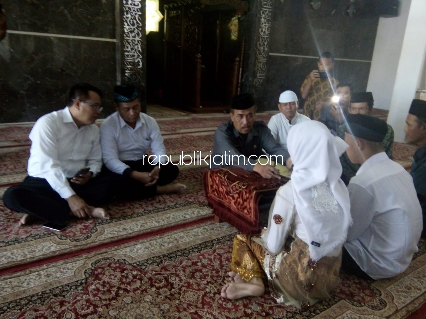 NIKAH - Tahanan kasus narkoba, Polresta Sidoarjo, Ryan Dwi Agus Diantoro menikahi kekasihnya Fina Anjelina, warga Gedangan, Sidoarjo di Masjid As Siddiq, Polresta Sidoarjo, Senin (24/06/2019).