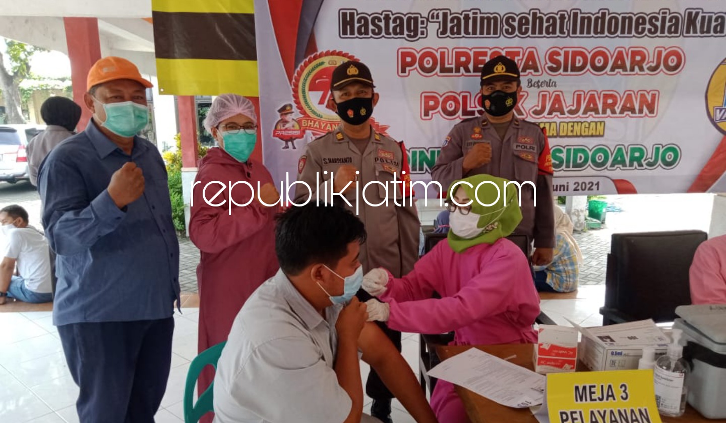 VAKSIN - Jajaran Forkopimka Wonoayu menyaksikan proses vaksinasi Covid-19 di Pendopo Kecamatan Wonoayu, Sidoarjo, Sabtu (26/06/2021).