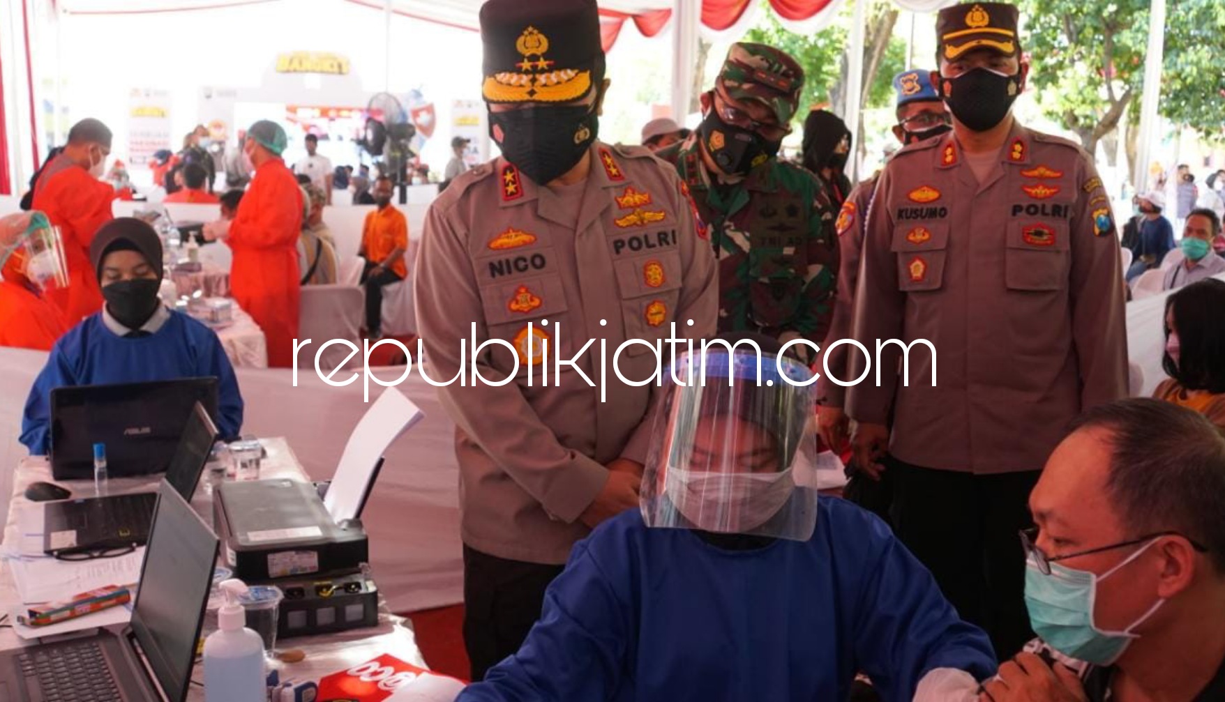 CEK - Kapolda Jatim, Irjen Pol Nico Afinta didampingi Kapolresta, Dandim Sidoarjo dan Forkopimda Sidoarjo meninjau langsung pelaksanaan serbuan vaksinasi di halaman GOR Sidoarjo, Sabtu (26/06/2021).