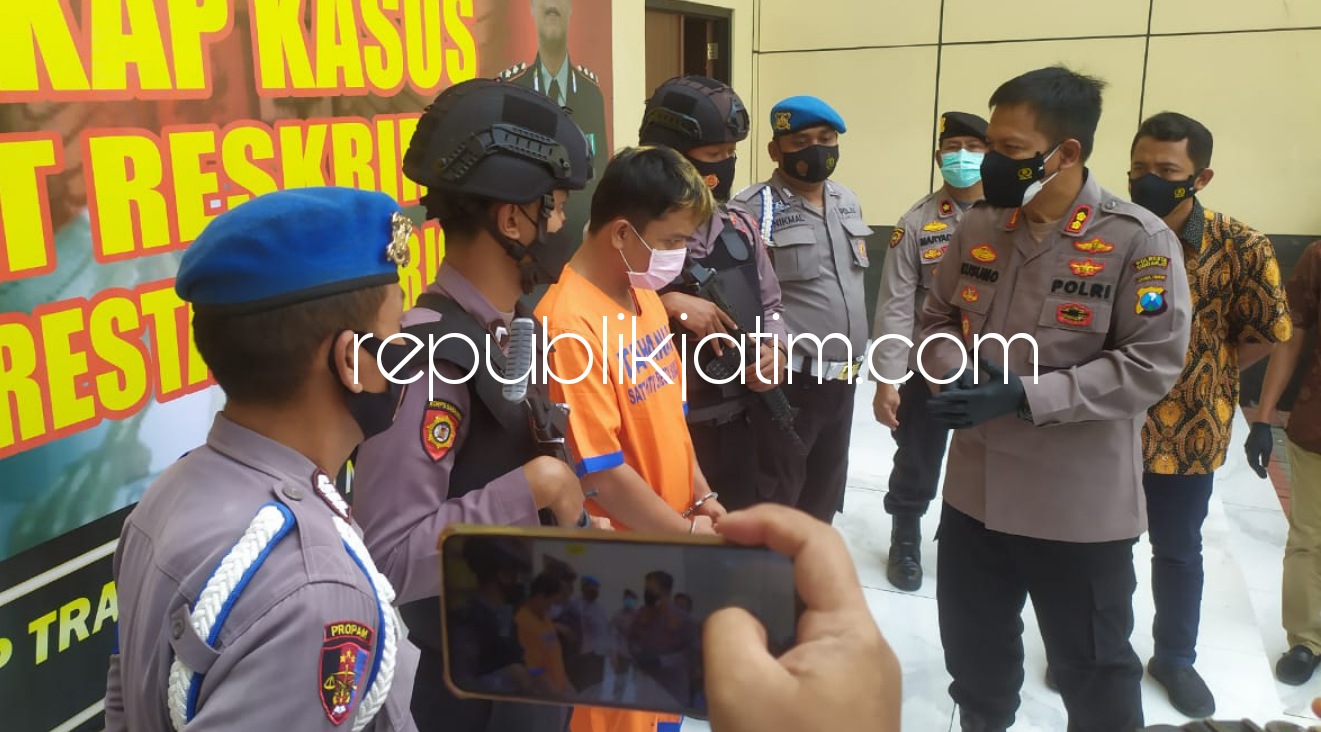 INTEROGASI - Kapolresta Sidoarjo, AKBP Kusumo Wahyu Bintoro menginterogasi tersangka BHS yang meng-upload foto dan video bekas kekasihnya ke situs dewasa saat konferensi pers, Jumat (25/06/2021).