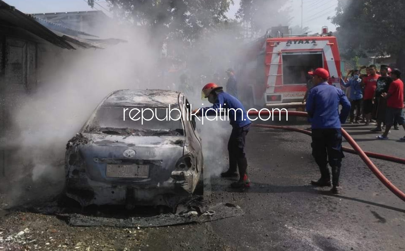 TERBAKAR - Mobil Toyota Vios milik Heru Cahyono terbakar di depan masjid Al Falah Desa Kemasan, Kecamatan Krian, Sidoarjo hingga tinggal kerangkanya usai dipadamkan petugas PMK, Jumat (26/06/2020).