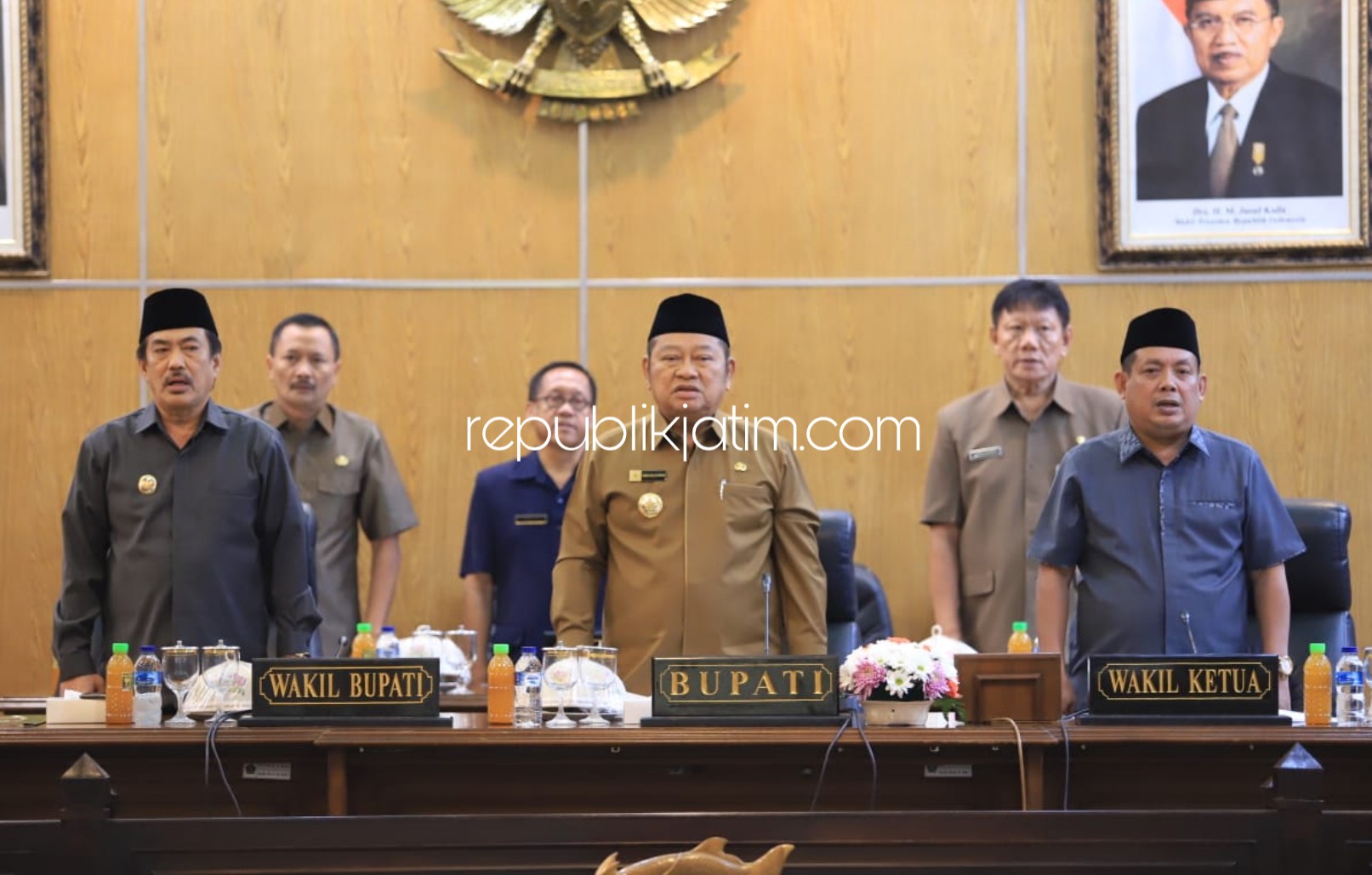 JAWABAN - Bupati Sidoarjo, Saiful Ilah memberikan jawaban atas Pandangan Umum (PU) Fraksi atas Raperda Penyelenggaraan Perpustakaan dan Retribusi Pengujian Kendaraan Bermotor dalam paripurna jawaban Bupati di ruang Paripurna, Rabu (26/06/2019).