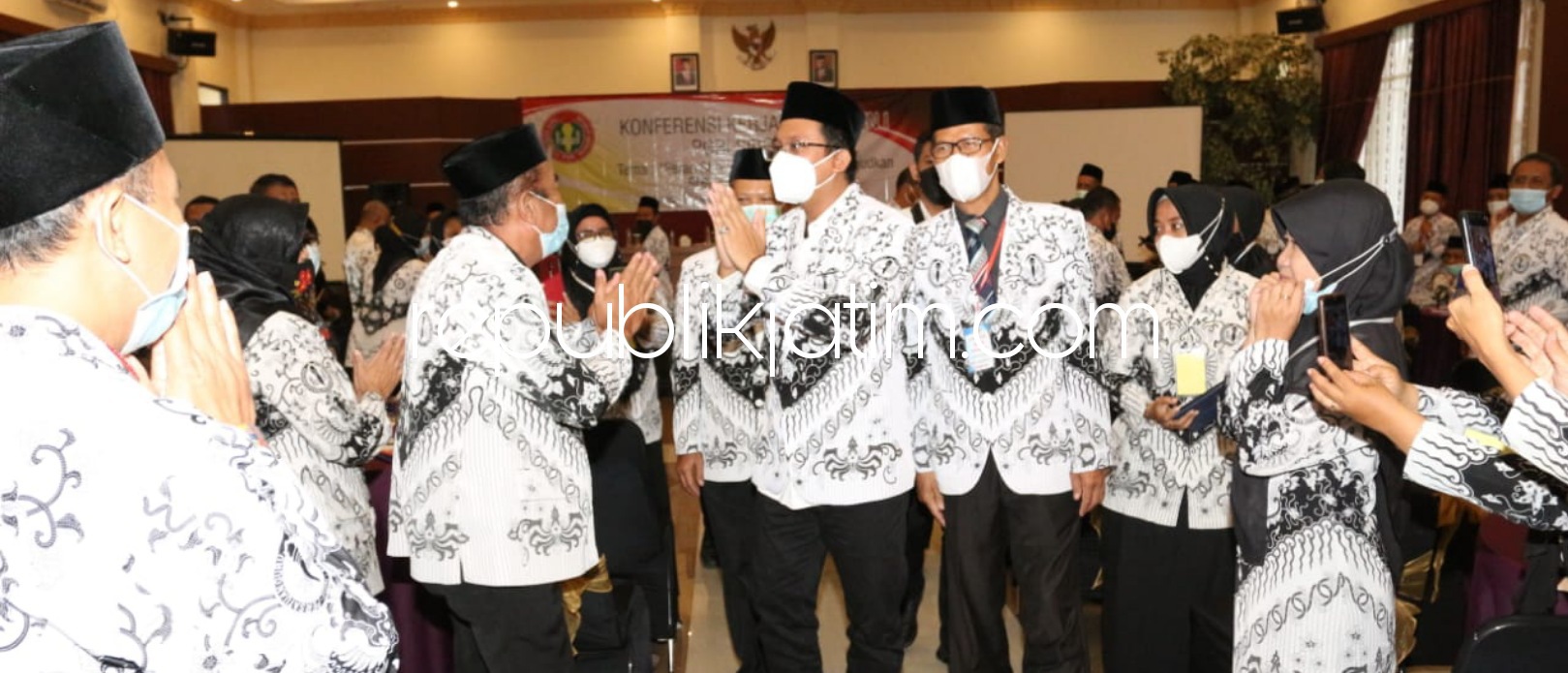 BUKA - Bupati Sidoarjo, Ahmad Muhdlor Ali (Gus Muhdlor) membuka pelaksanaan Konferensi Kerja Kabupaten (Konkerkab) Pertama PGRI Sidoarjo di Hotel Zam Zam Kota Batu, Jumat (25/06/2021) malam.