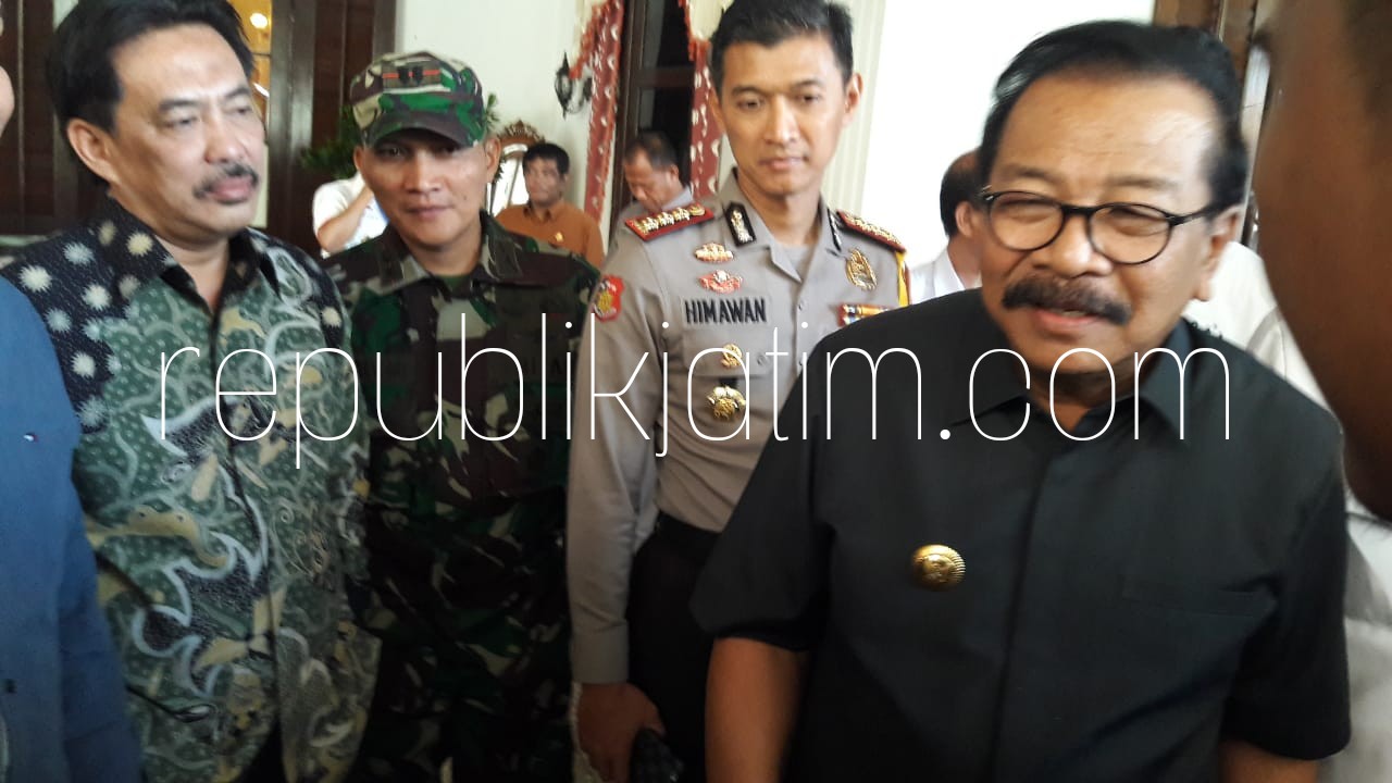 HIBURAN - Gubernur Jawa Timur, Soekarwo menilai hasil perhitungan quick count sebagai hiburan sambil menunggu hasil akhir perhitungan versi KPU saat di Pendopo Delta Wibawa Sidoarjo, Rabu (27/06/2018).