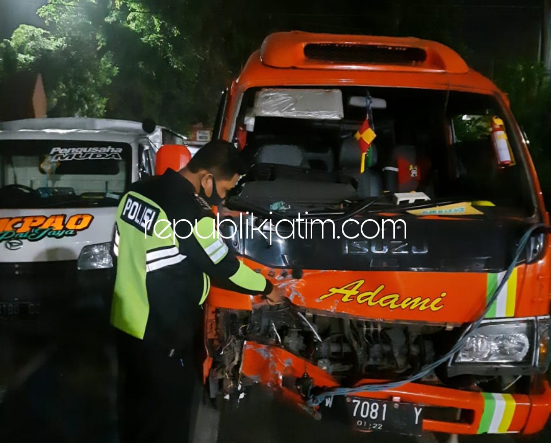 TKP - Petugas Unit Laka, Satuan Lantas, Polresta Sidoarjo saat olah TKP kecelakaan motor Honda Ulung bernopol S 5972 QE yang dilindas mobil Isuzu Elf bernopol W 7081 Y di utara klinik PG Watutulis, Kecamatan Prambon, Sidoarjo, Sabtu (26/06/2021) malam.