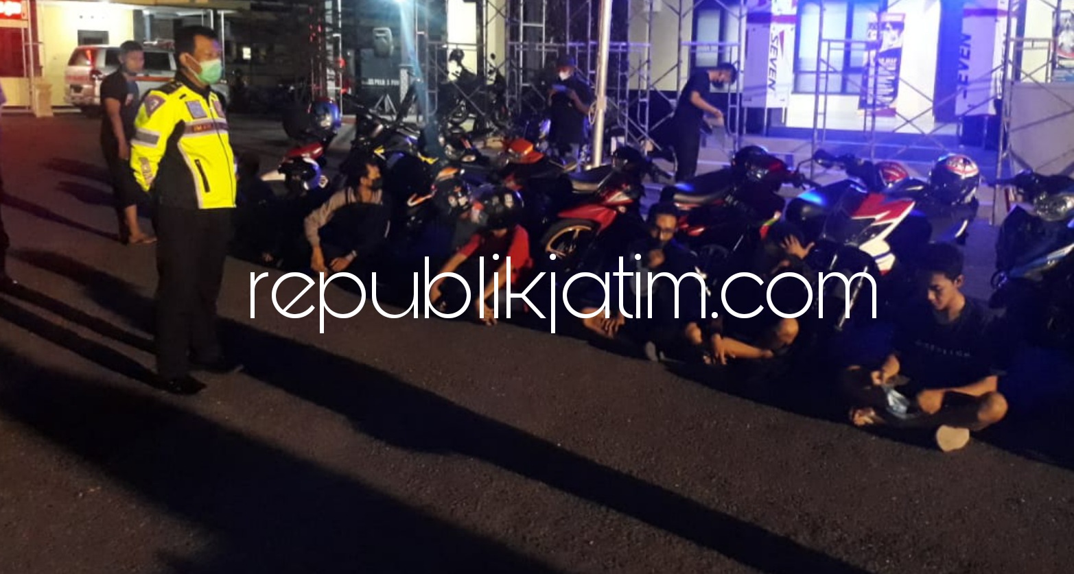 BALAP LIAR - Sebanyak 18 motor yang terjaring dalam razia balap liar langsung ditindak petugas gabungan saat razia, Minggu (27/06/2021) dini hari.