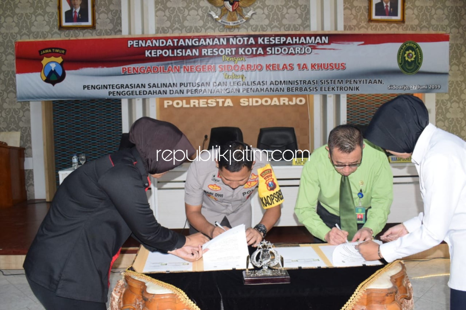 KESEPAHAMAN - Kapolresta Sidoarjo, Kombes Pol Zain Dwi Nugroho dan Ketua Pengadilan Negeri Sidoarjo, Dr Yapi menandatangani nota kesepahaman (MoU) pengintegrasian data berbasis elektronik, Kamis (27/06/2019).