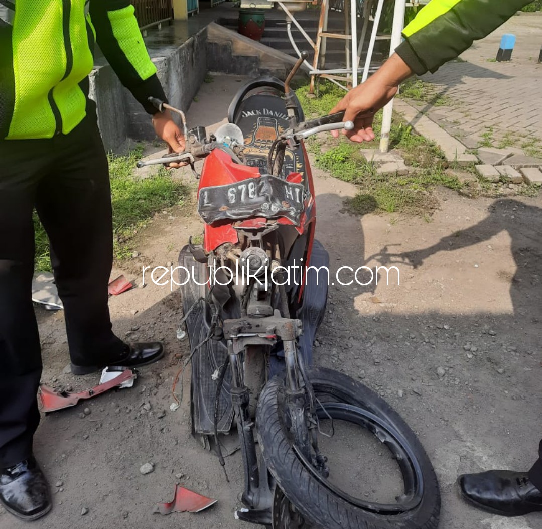 RUSAK - Petugas Unit Laka, Satuan Lantas, Polresta Sidoarjo menunjukkan motor Beat bernopol L 6782 HI yang dikendarai Alifuddin Farruq Ridlo (21) warga Pagesangan, Surabaya rusak usai menabrak Rush di JL Raya Kedungwonokerto, Prambon, Minggu (27/06/2021).