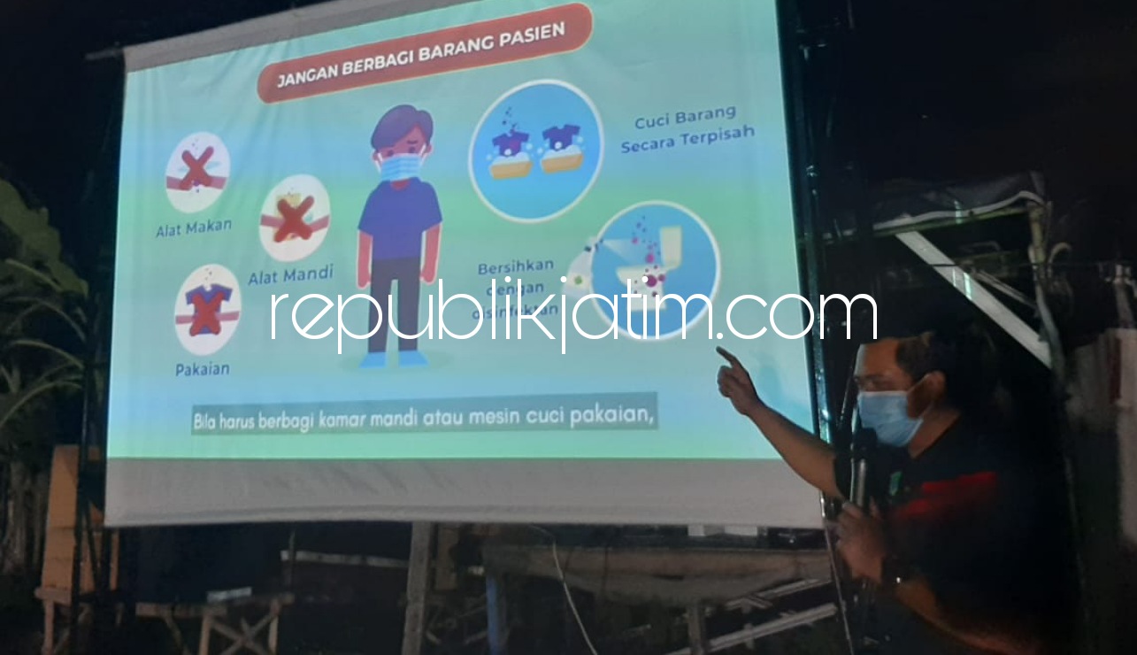 NONTON BARENG - Sejumlah warga RT 26 RW 6 Desa Sidorejo, Kecamatan Krian, Sidoarjo menyaksikan layar tancap penerapan protokol kesehatan sesuai Protkes, Sabtu (26/06/2021) malam.