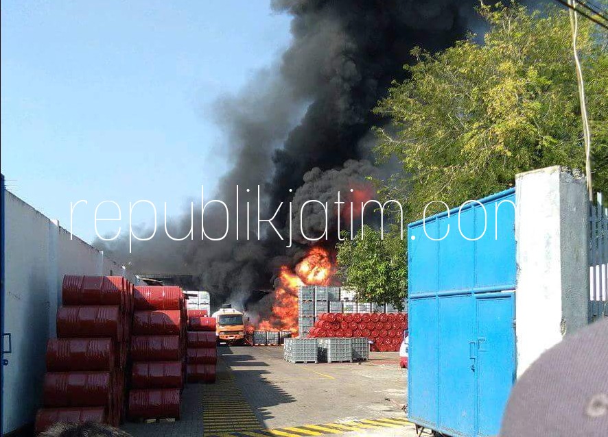 TERBAKAR - Sebuah gudang bahan kimia PT Sari Sarana Kimia di timur Stasiun Pengisian Bahan Bakar Umum (SPBU) di Geluran, Kecamatan Taman, Sidoarjo, terbakar, Kamis (28/06/2018).