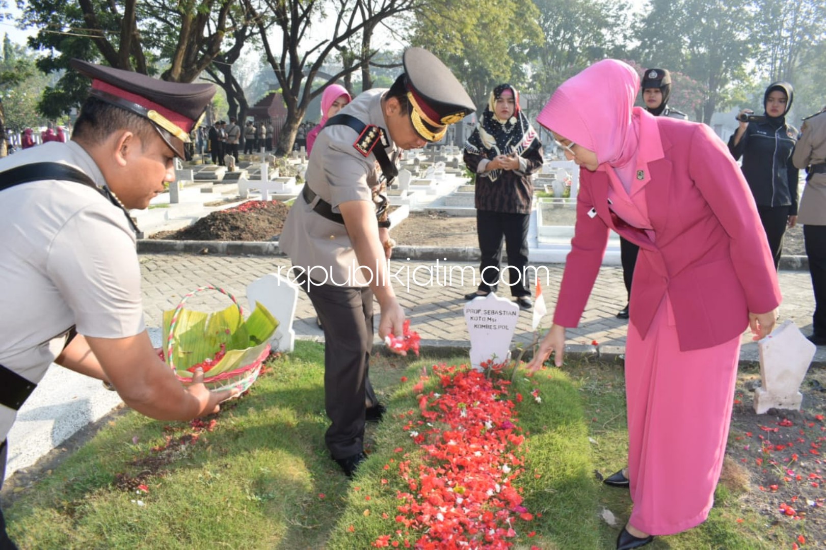 TABUR BUNGA - Kapolresta Sidoarjo, Kombes Pol Zain Dwi Nugroho memimpin acara ziarah dan tabur bunga di Taman Makam Pahlawan (TMP) Sidoarjo, Jumat (28/06/2019).