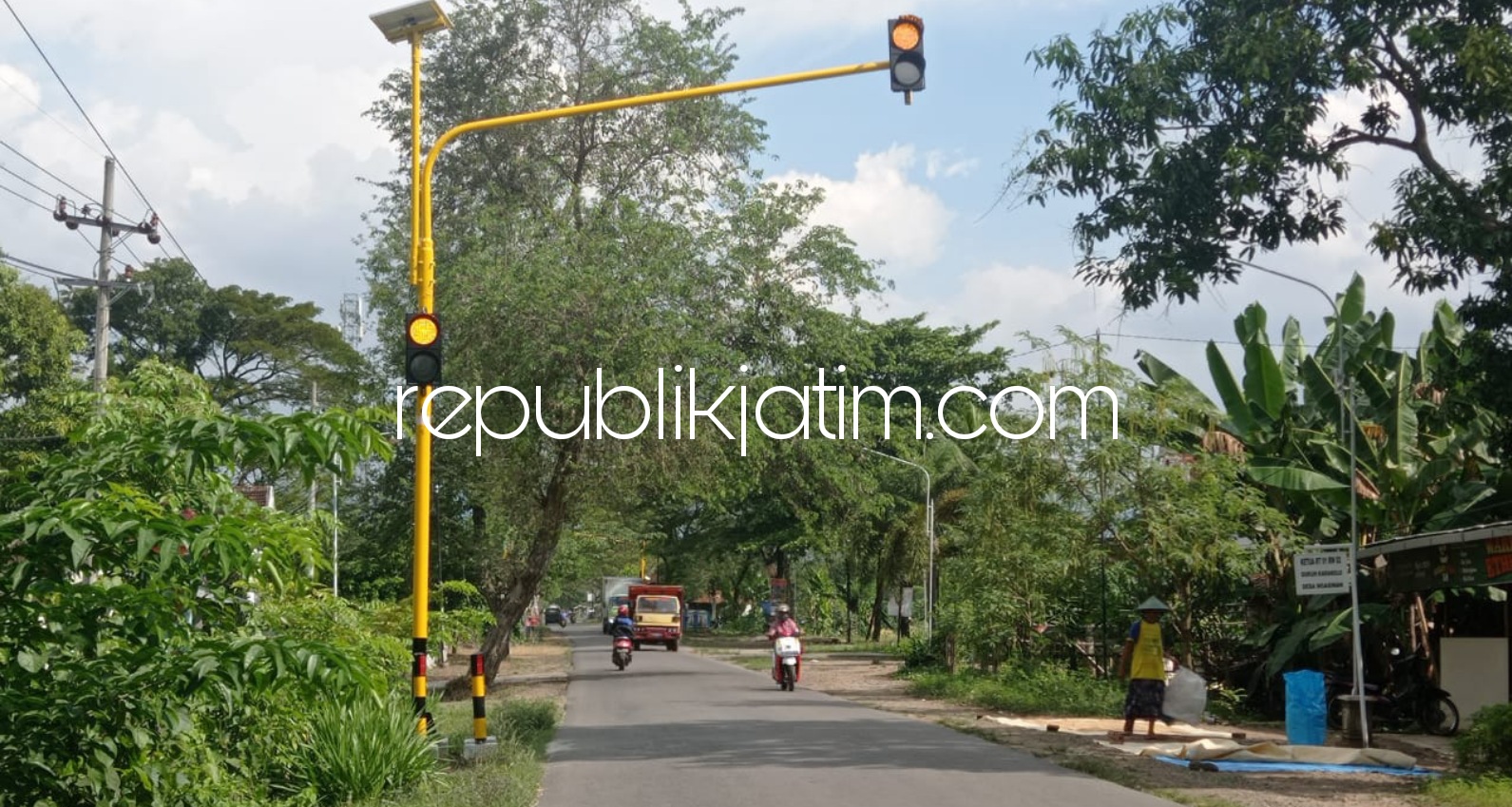 WARNING LIGHT - Tahun ini Ponorogo mendapat tiga unit lampu Warning Light (WL) seperti yang sudah terpasang di depan SMPN Ngasinan dan di depan Kecamatan Siman, Ponorogo, Senin (28/06/2021).