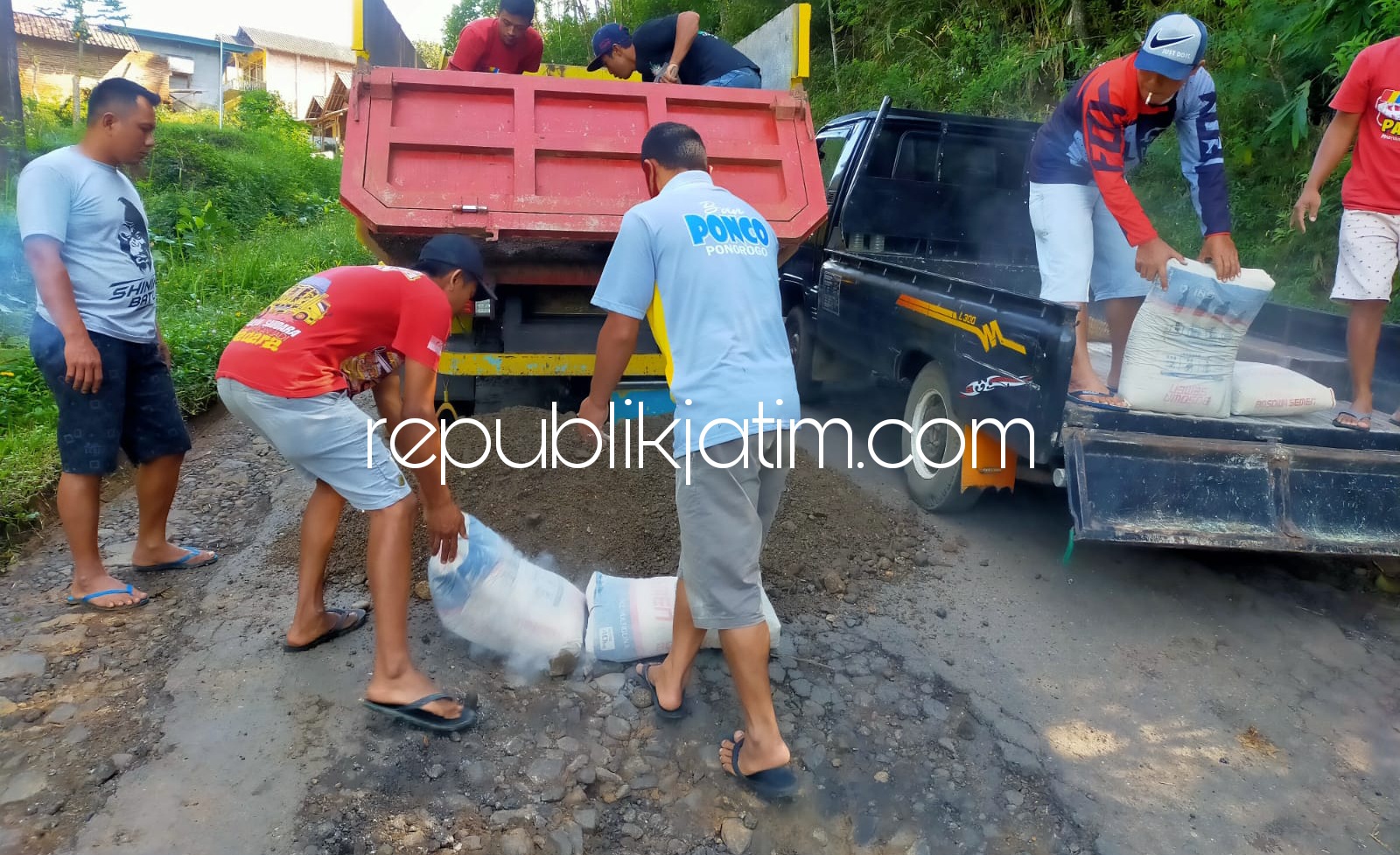 PERBAIKI - Puluhan sopir bersama warga kompak memperbaiki jalan rusak Ngrayun (Ponorogo) - Jajar (Trenggalek) di Desa Selur, Kecamatan Ngrayun, Ponorogo dari uang hasil urunan (iuran) para sopir, Senin (28/06/2021).