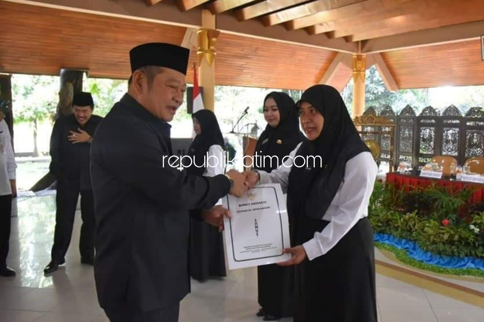 SK PENGANGKATAN - Bupati Sidoarjo, Saiful Ilah memberikan SK Pengangkatan 41 PTT Kemenkes yang diangkat menjadi CPNS Tahun 2019 di Pendopo Delta Wibawa, Jumat (28/06/2019).