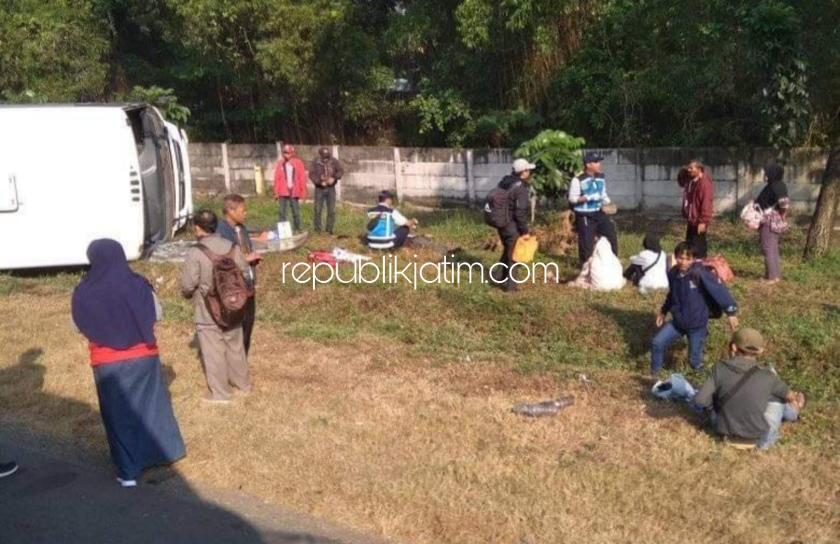 TERGULING - Bus Tentrem bernopol N 7859 UG yang dikemudikan Susanto (36) warga Klampok, Singosari, Malang terguling di Tol Sidoarjo membuat belasan penumpangnya keluar menyelamatkan diri, Jumat (28/06/2019).