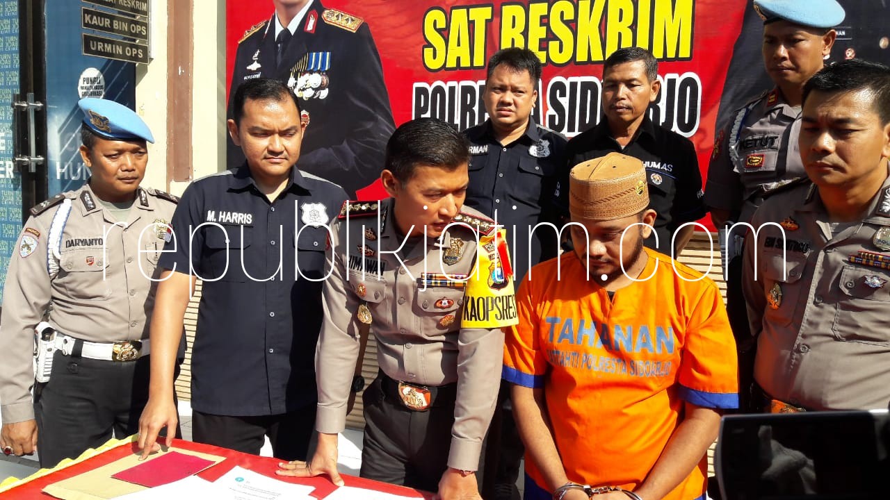 DITAHAN - Tersangka Slamet Maulana (33) warga Wonokromo, Surabaya ditahan tim Satuan Reskrim, Polresta Sidoarjo karena dugaan pencemaran nama baik dan pemerasan terhadap manajemen X2 Karaoke Taman Pinang Indah, Kamis (28/06/2018).