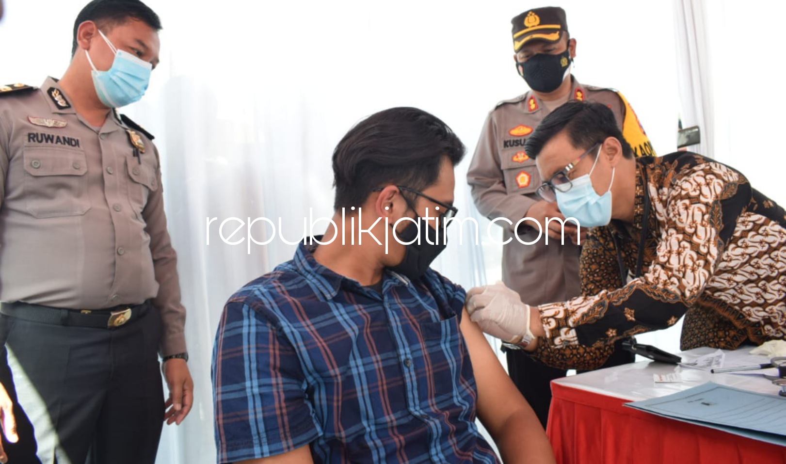 VAKSIN - Kapolresta Sidoarjo AKBP Kusumo Wahyu Bintoro membuka Gerai Vaksin Presisi di Mall Mini Pelayanan Polri (MMPP) Polresta Sidoarjo, Selasa (29/06/2021).