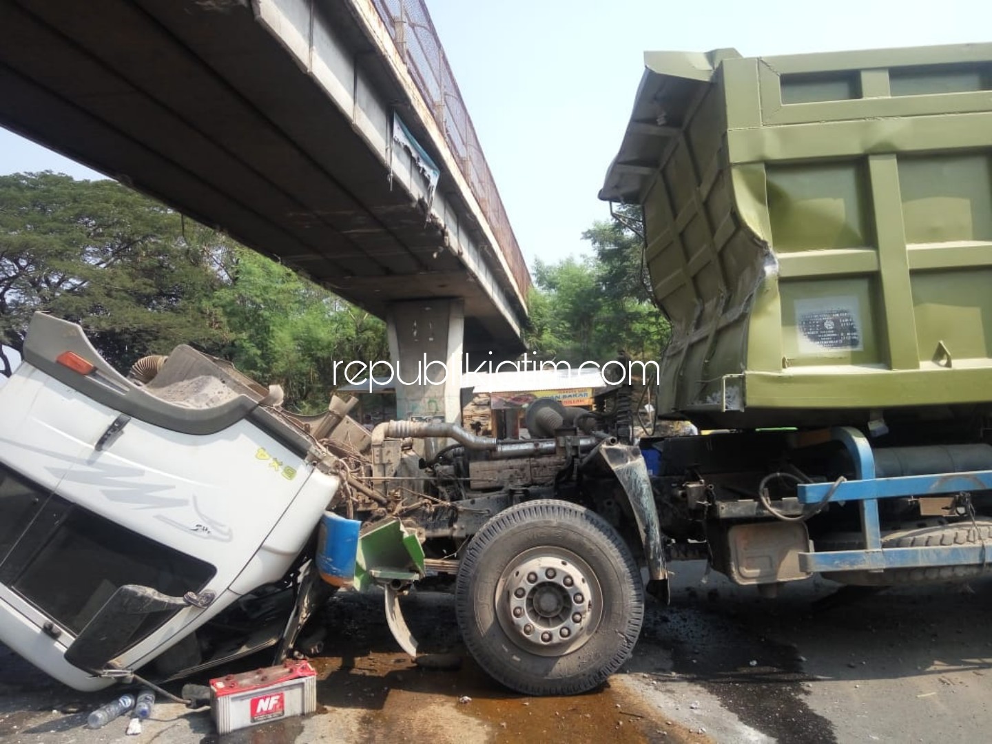 NYANGKUT - Dump truk bernopol L 9897 UJ yang dikemudikan Bagong (53), warga Desa Kalisogo, Kecamatan Jabon, Sidoarjo nyangkut flyover JL Raya Exit Tol Lama Desa Panggreh, Kecamatan Jabon, Sidoarjo, Jum’at (28/06/2019).