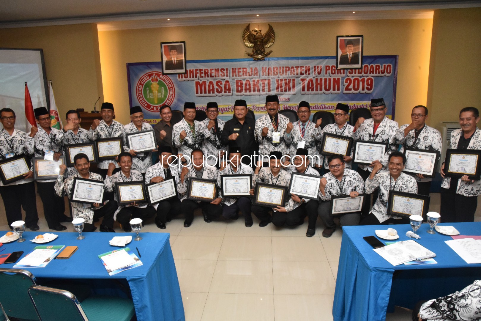 KONFERENSI - Bupati Sidoarjo, Saiful Ilah menghadiri acara PGRI Sidoarjo menyusun program kerja melalui Konferensi Kerja ke IV yang digelar selama dua hari mulai 28 sampai 29 Juni di Hotel Tanjung Plaza, Prigen, Kabupaten Pasuruan, Jumat (28/06/2019).
