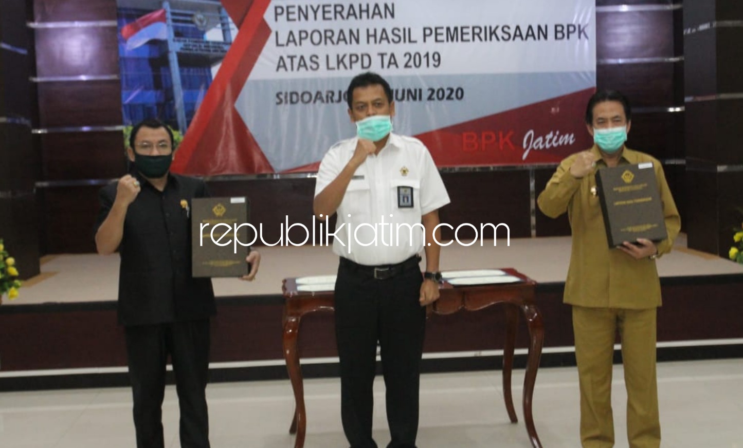 WTP - Kepala BPK Provinsi Jatim Joko Agus Setyono menyerahkan Opini Wajar Tanpa Pengecualian (WTP) atas Laporan Keuangan Pemerintah Daerah (LKPD) Tahun 2019 ke Wakil Bupati Nur Ahmad Syaifuddin dan Ketua DPRD Usman di Kantor BPK Jatim Senin (29/06/2020).