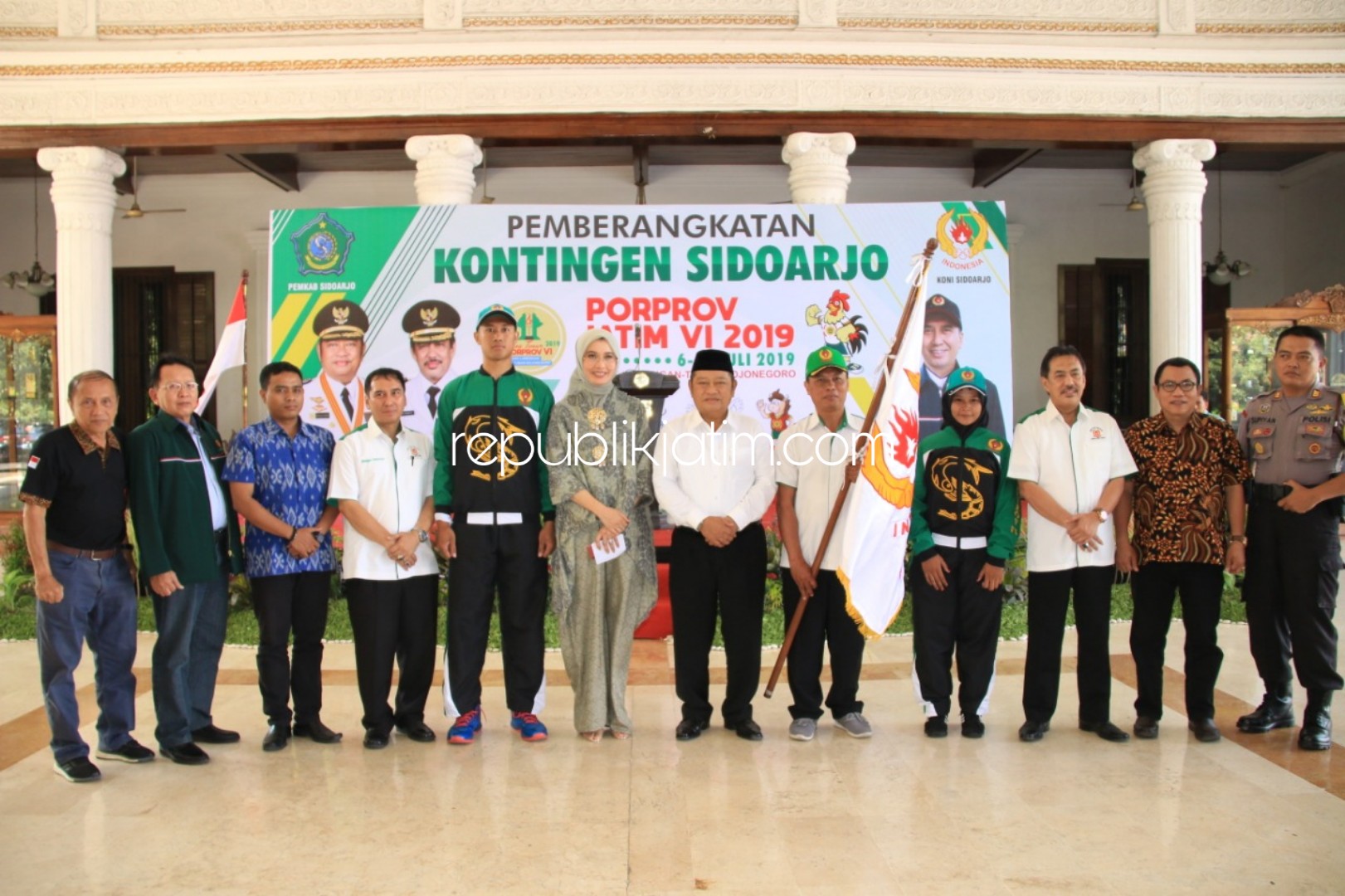 BERANGKATKAN - Bupati Sidoarjo, Saiful Ilah memberangkatkan 485 atlet yang bakal bertanding di Porprov Jatim di Pendopo Delta Wibawa, Sabtu (29/06/2019).