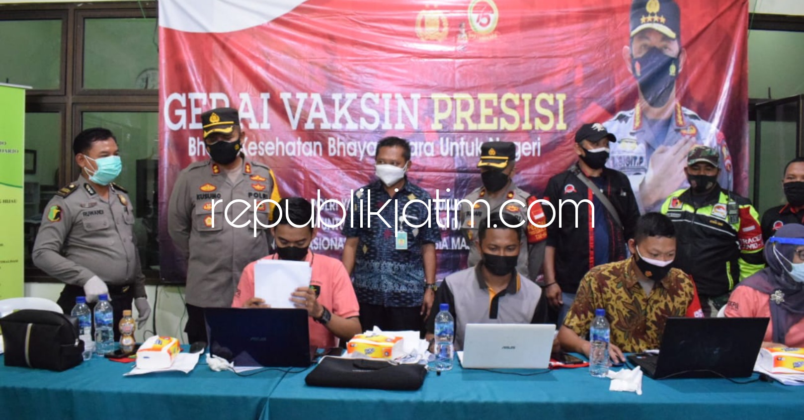 CEK - Kapolresta Sidoarjo, AKBP Kusumo Wahyu Bintoro mengapresiasi antusiasme warga saat mengecek Gerai Vaksin Presisi di Desa Tambakrejo, Kecamatan Waru, Sidoarjo, Selasa (29/06/2021).