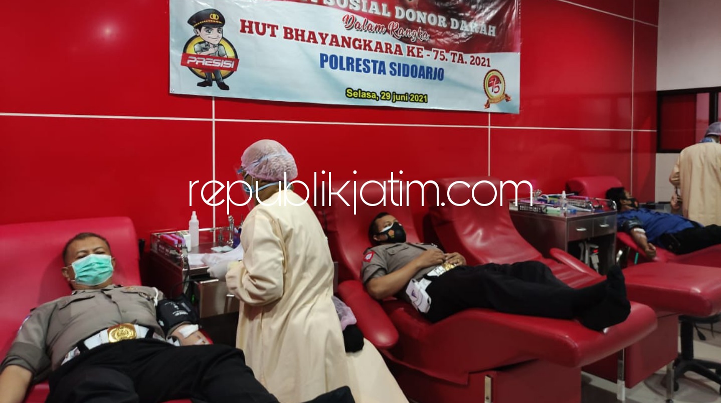 DONOR - Dalam rangka memperingati Hari Bhayangkara ke 75 Tahun 2021, Polresta Sidoarjo menggelar Bakti Sosial (Baksos) Donor Darah di Kantor Palang Merah Indonesia (PMI) Sidoarjo, Selasa (29/06/2021).