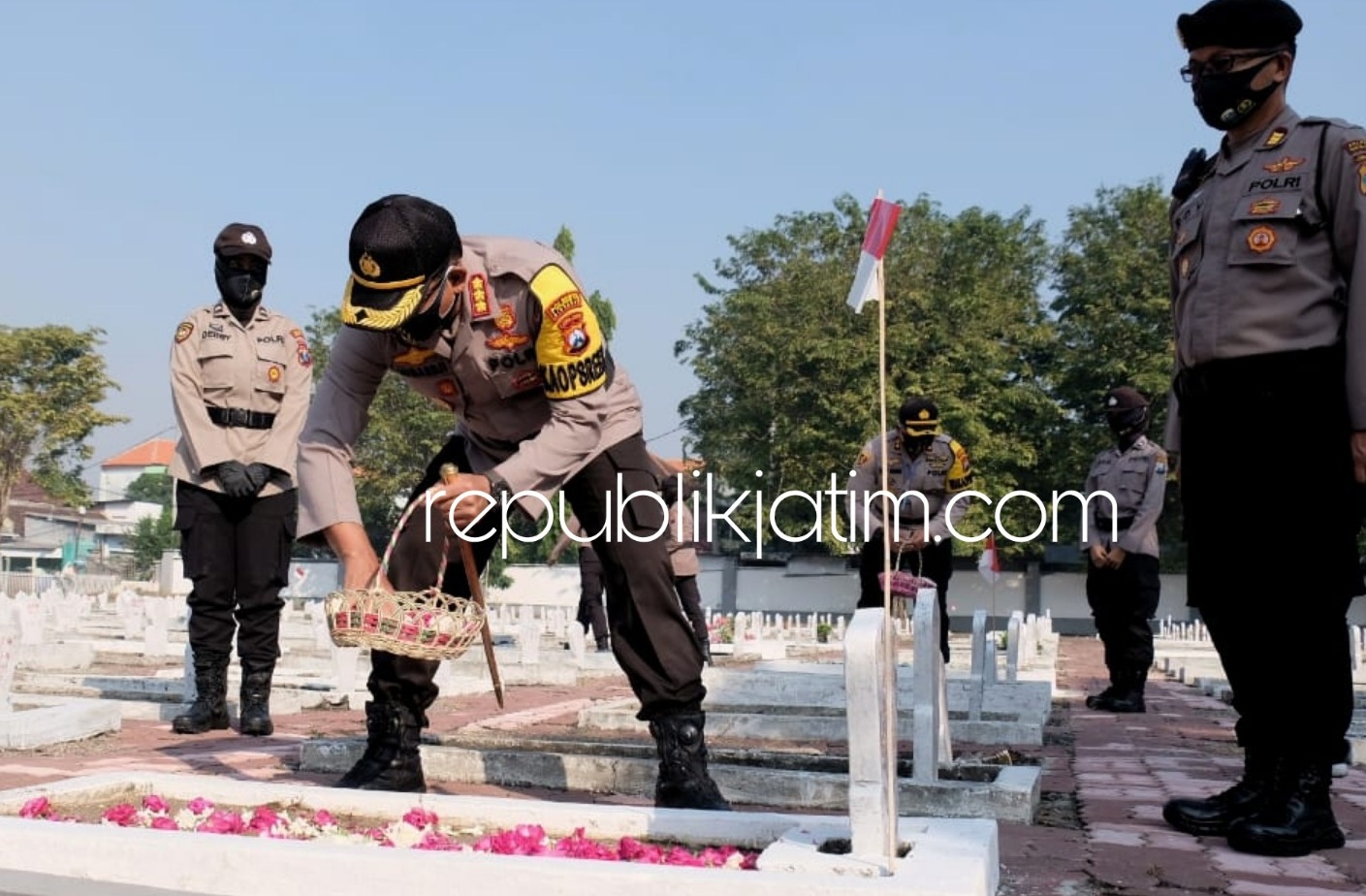 TABUR BUNGA - Kapolresta Sidoarjo, Kombes Pol Sumardji memimpin acara tabur bunga di Taman Makam Pahlawan (TMP) Sidoarjo, Senin (29/06/2020).